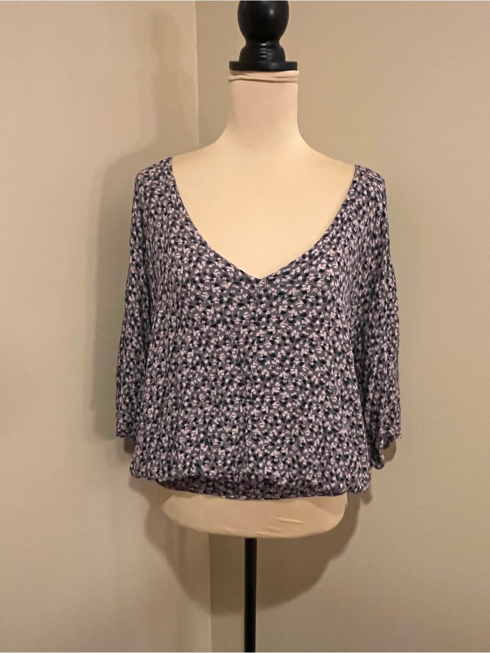 Willow & Root Floral Crop Open Back V-Neck Blouson Top in Navy & Lilac, Large